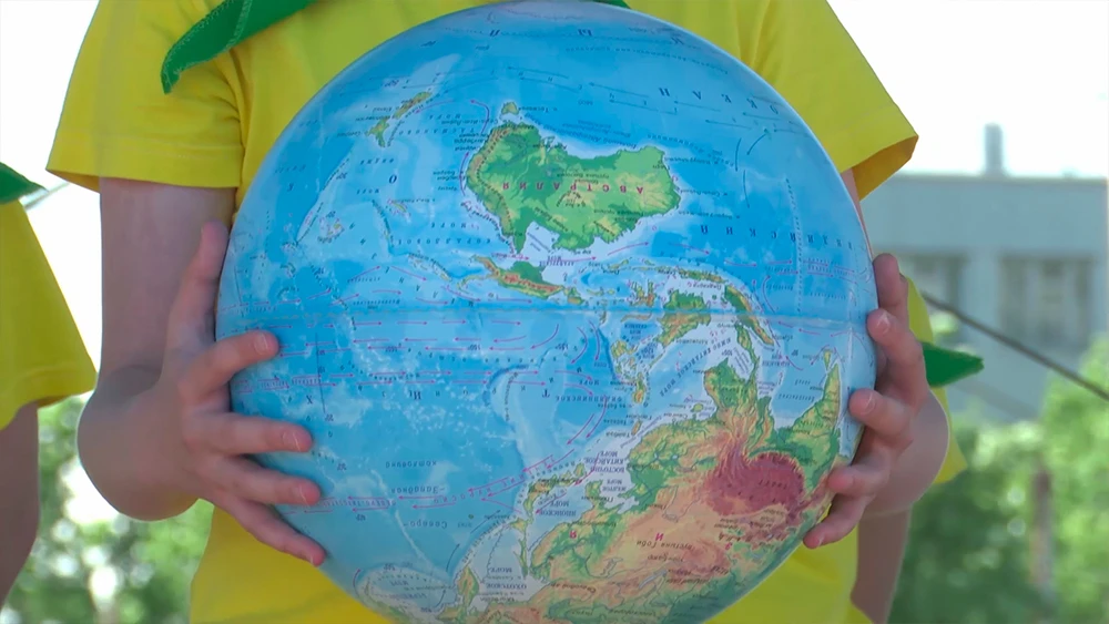 Глобус в руках школьника