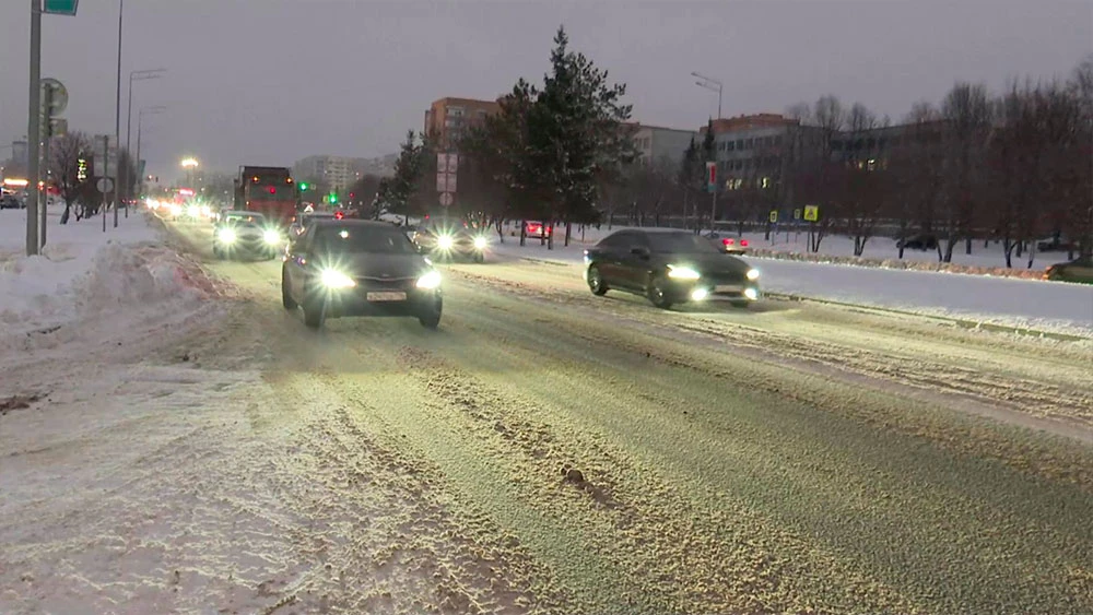 Автомобили на зимней дороге в Нижнекамске