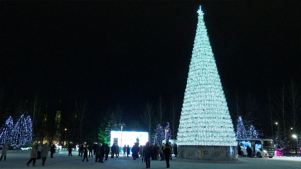 Елочный городок в нижнекамском сквере Лемаева