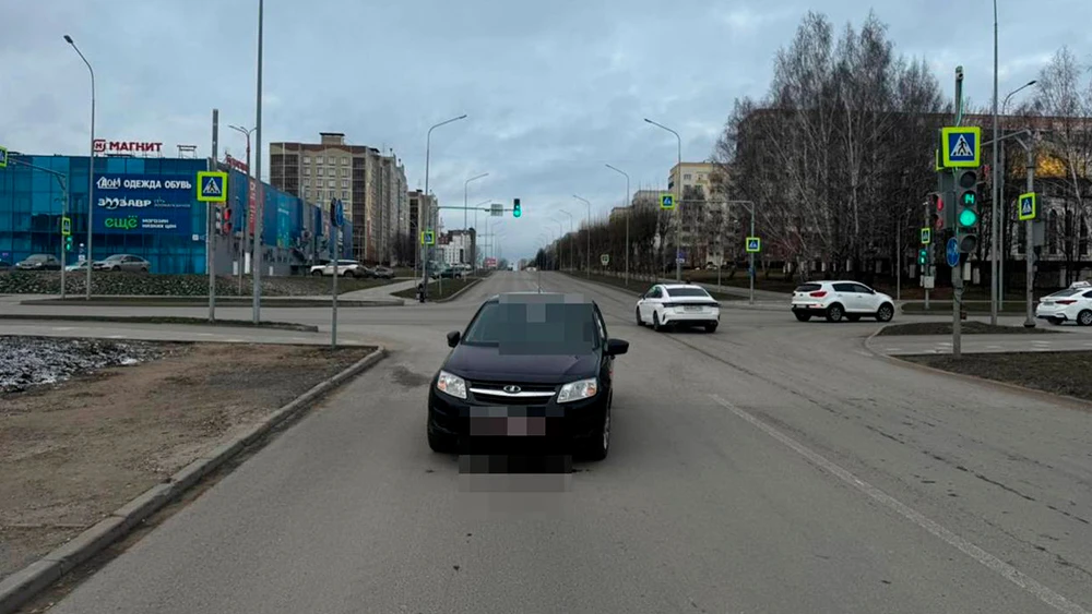 «Лада Гранта» после аварии в Нижнекамске у перекрестка Гагарина - Менделеева