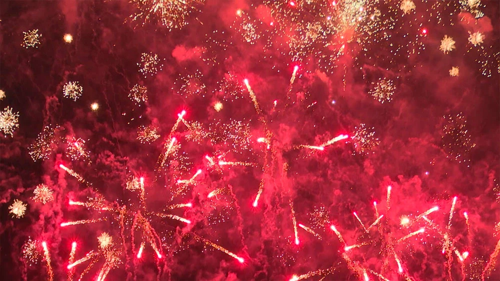 Фейерверк в небе над Нижнекамском