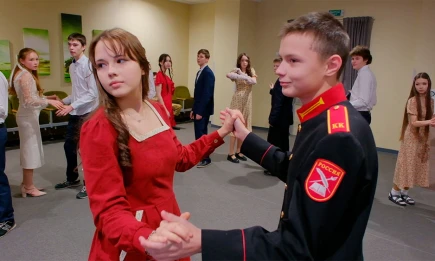 В Нижнекамске прошел бал Победы: лицеистки в платьях 40-х кружились в вальсе - телеканал НТР 24