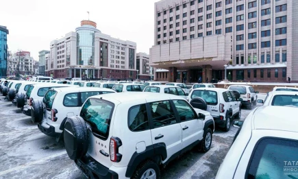 Раис Татарстана вручил ключи от 100 автомобилей муниципалитетам - телеканал НТР 24