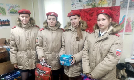 Нижнекамские школьники передали волонтёрам окопные свечи и масксеть