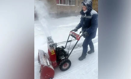 Жильцы дома в Нижнекамске подарили дворнику снегоуборочную машину - телеканал НТР 24