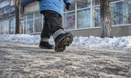 Гололёд: инструкция по безопасному передвижению. Как не упасть и что делать, если это случилось - телеканал НТР 24