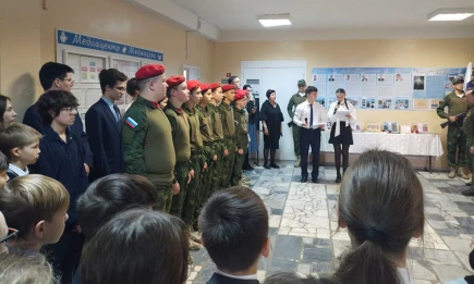 Имена двух погибших выпускников школы № 10 увековечили на мемориальной доске - телеканал НТР 24