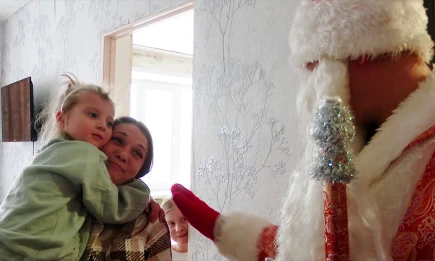 «Полицейский Дед Мороз» принес подарки многодетным семьям Нижнекамска - телеканал НТР 24