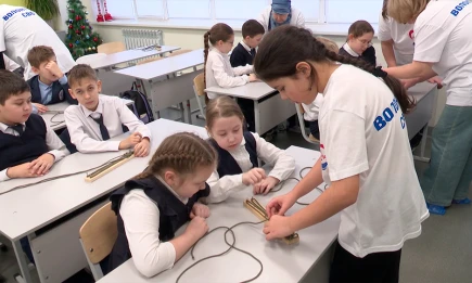 10-летняя Дарина из Нижнекамска учит одноклассников плести браслеты выживания - телеканал НТР 24