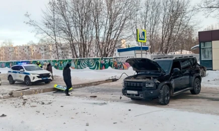 В Нижнекамске после аварии с участием внедорожника упал столб - телеканал НТР 24