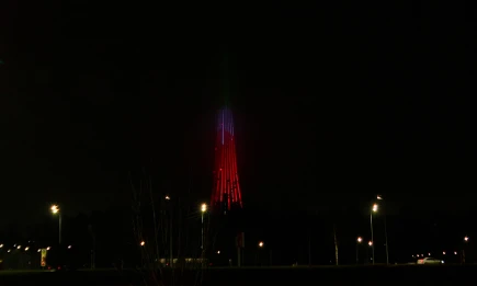 Иллюминация в виде флага РТ украсила нижнекамскую телевышку - НТР 24