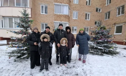 Жители Нижнекамска украшают дворовые ёлки и подъезды к Новому Году - телеканал НТР 24