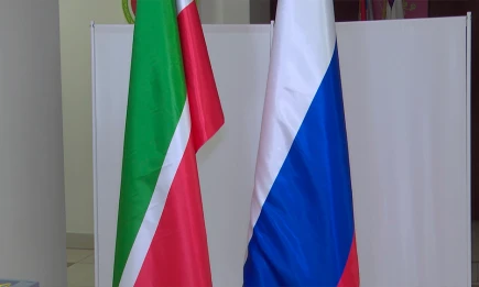 На видео из Индии на фоне плаката с Путиным заметили «татарстанский» забор - телеканал НТР 24