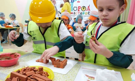 Юные строители в «Городе мастеров»: как дошколята строят башни и учатся профессии - НТР 24
