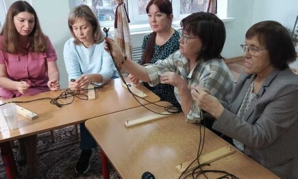 В Нижнекамске воспитатели детсада научились плести браслеты для участников СВО - НТР 24