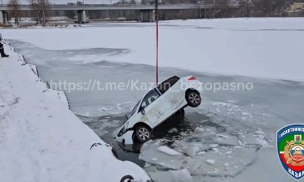 В Казани машина упала в реку: водитель спасся, пассажир погиб - телеканал НТР 24