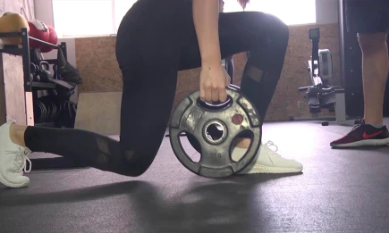 Фитнес-тренер рассказал, как сохранить здоровье спины и выровнять осанку - НТР 24