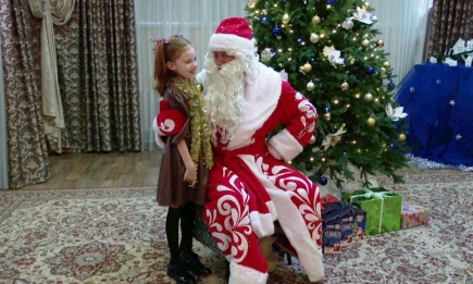 Дед Мороз НТР поздравил с Новым годом воспитанников детдома и жительниц дома ветеранов - телеканал НТР 24