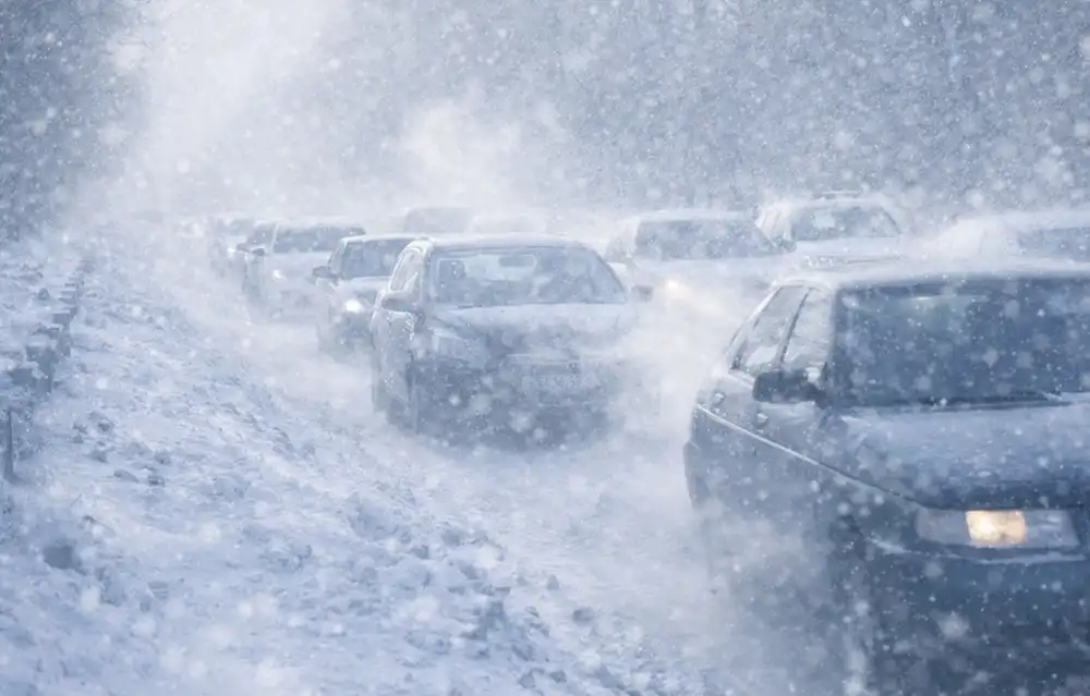 Автомобили на проспекте Химиков в метель в Нижнекамске