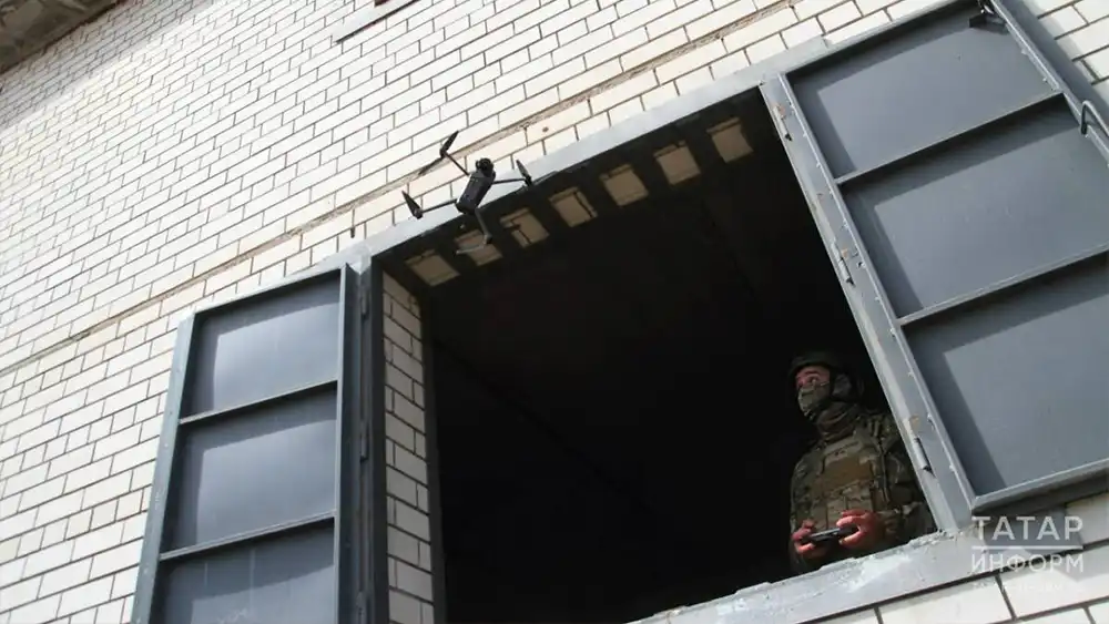 Солдат управляет дроном