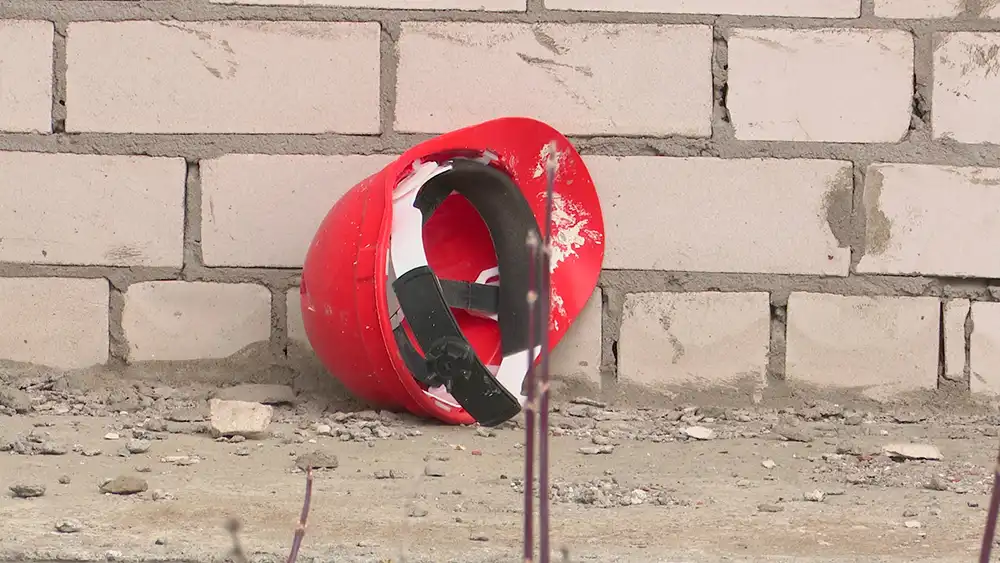 Каска лежит на полу