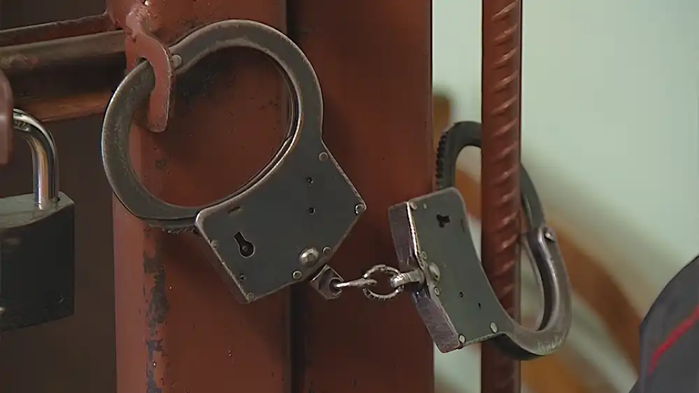 Наручники на решётке