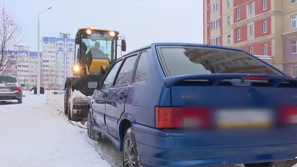 Автомобиль мешает уборке снега