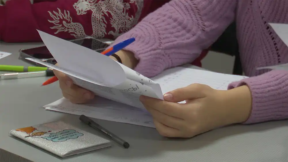 ученик в школе сдает тест