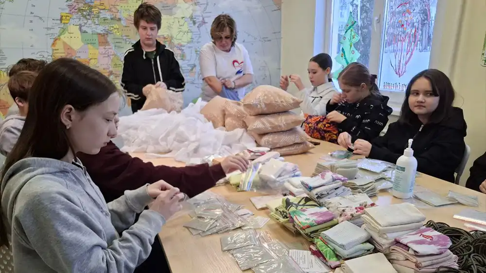 Дети делают сухой душ