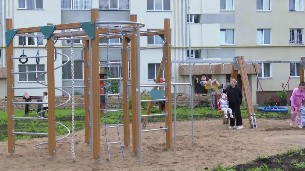 двор в Нижнекамске игровой комплекс качели