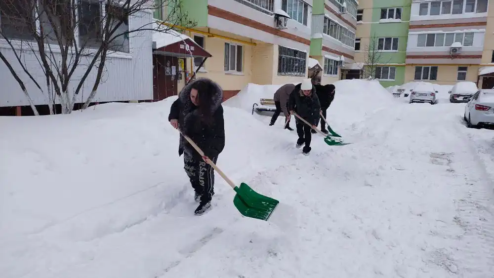 Убирают снег во дворе