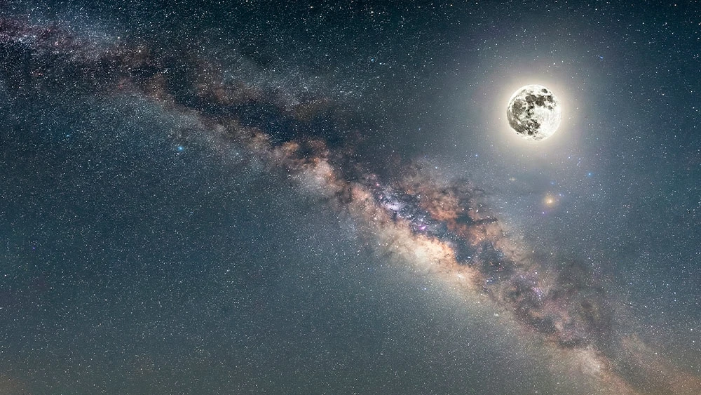 Луна в ночном звёздном небе