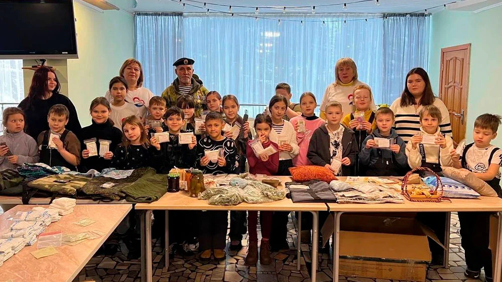 Дети с волонтёрами в лагере «Чайка»