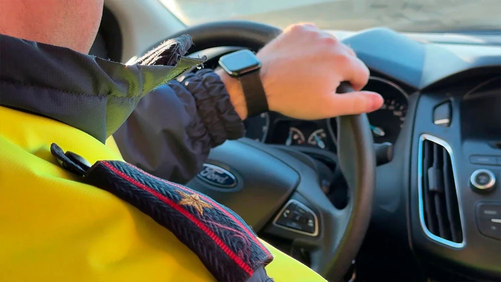 Инспектор ГАИ за рулём авто