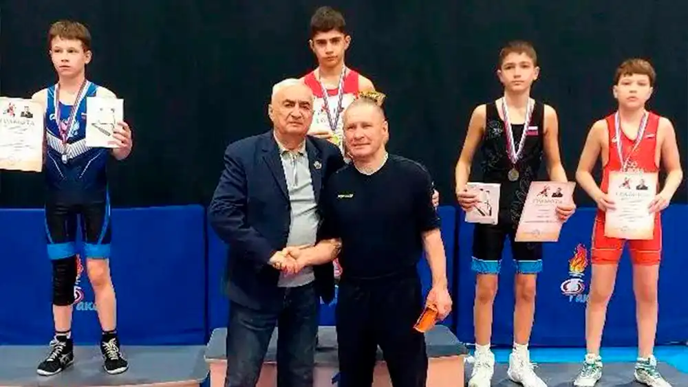 Борцы на награждении