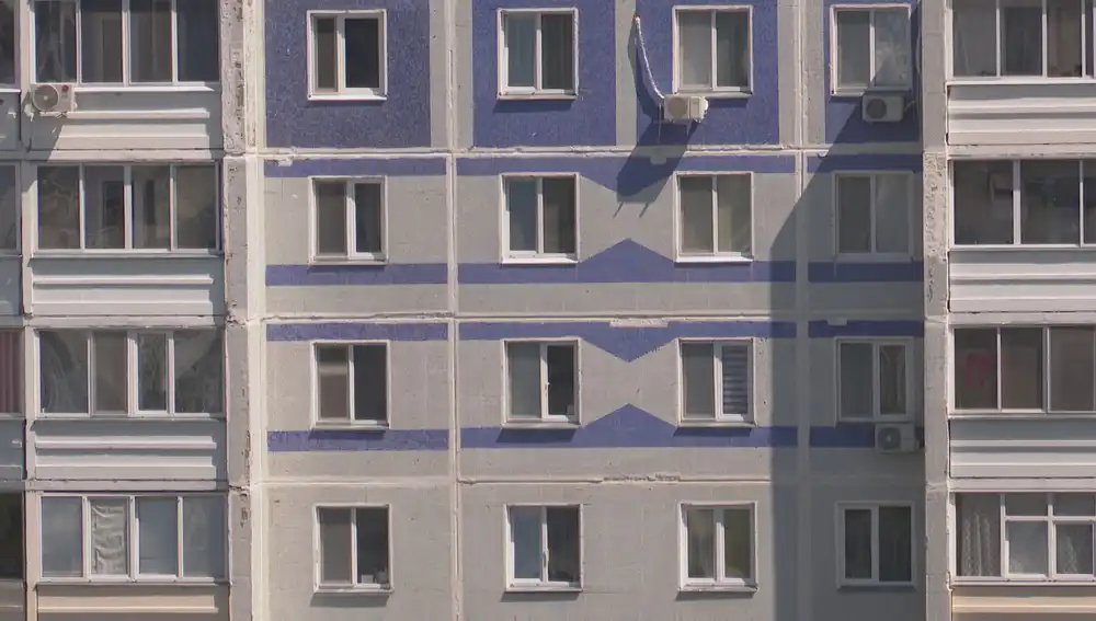 Окна многоквартирного дома в Нижнекамске