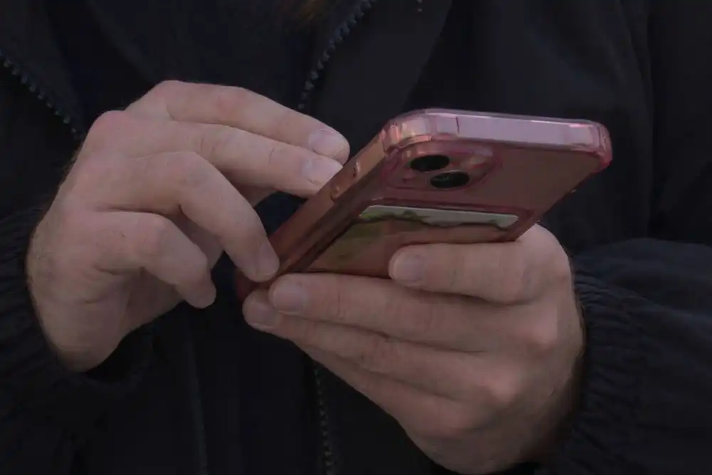 мужские руки смартфон