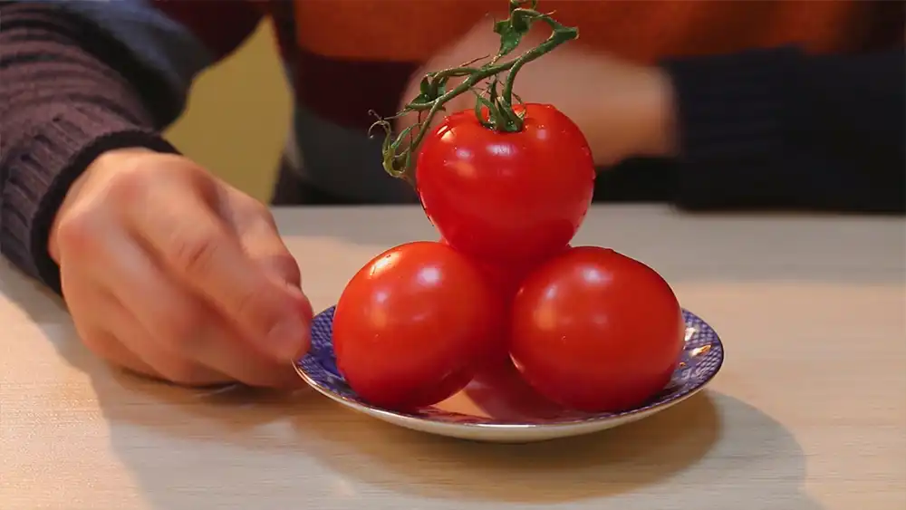 Томаты в тарелке