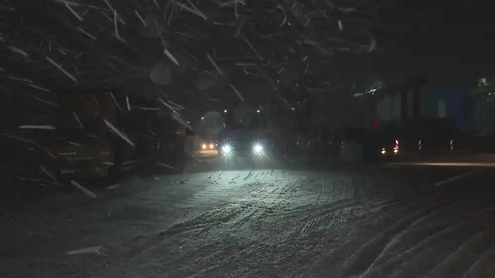 автомобили на трассе в метель