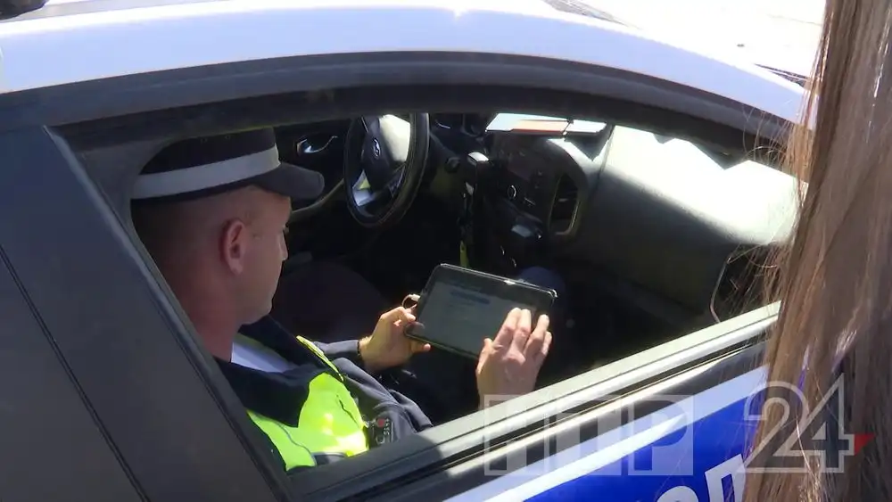 инспектор ГАИ выписывает штраф