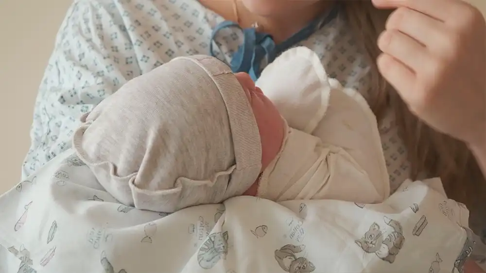 Ребёнок в руках