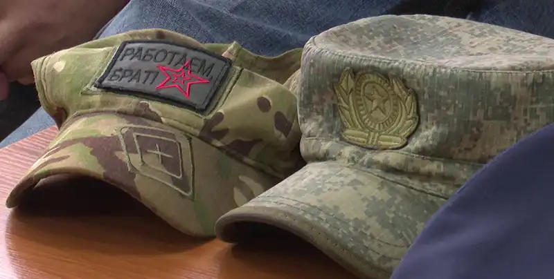 Работаем братья - надпись на кепке бойца СВО