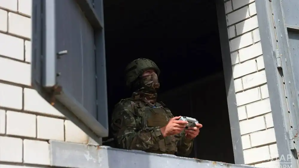 Военный управляет дроном