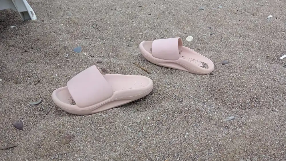 Тапки на песке у Средиземного моря в Турции