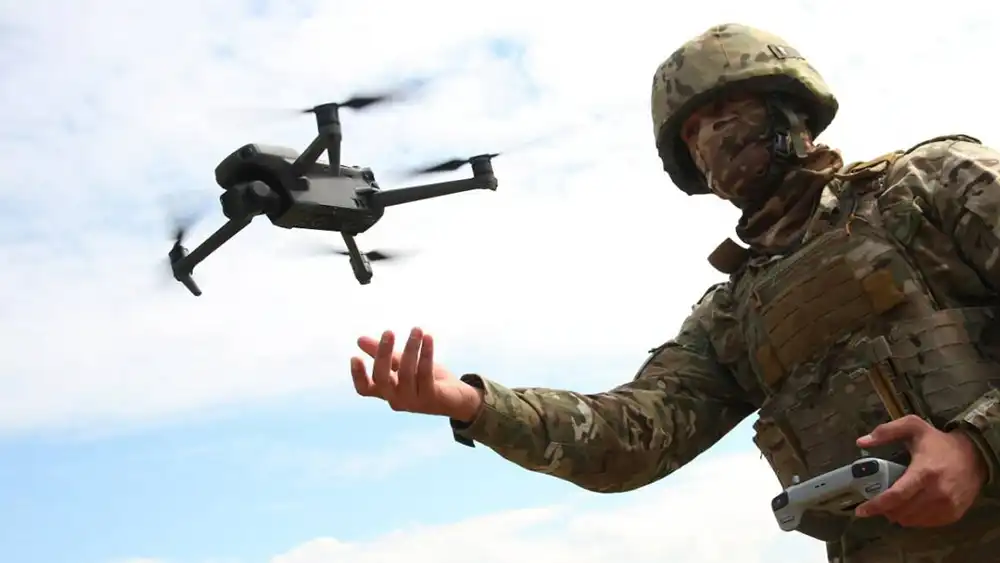 Солдат запускает беспилотник