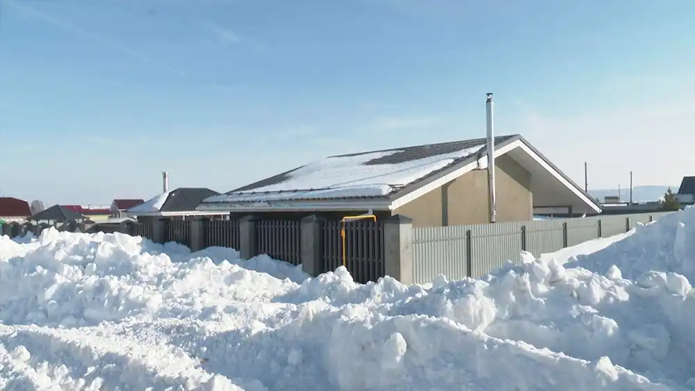 Снег в селе