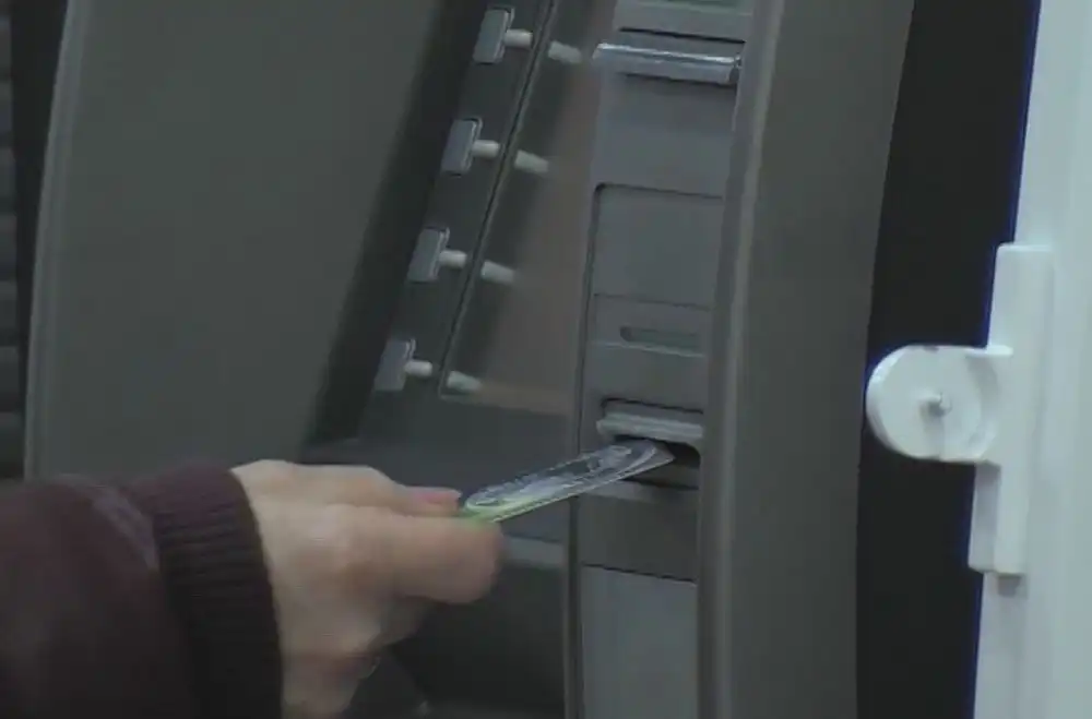 банковская карта в банкомате