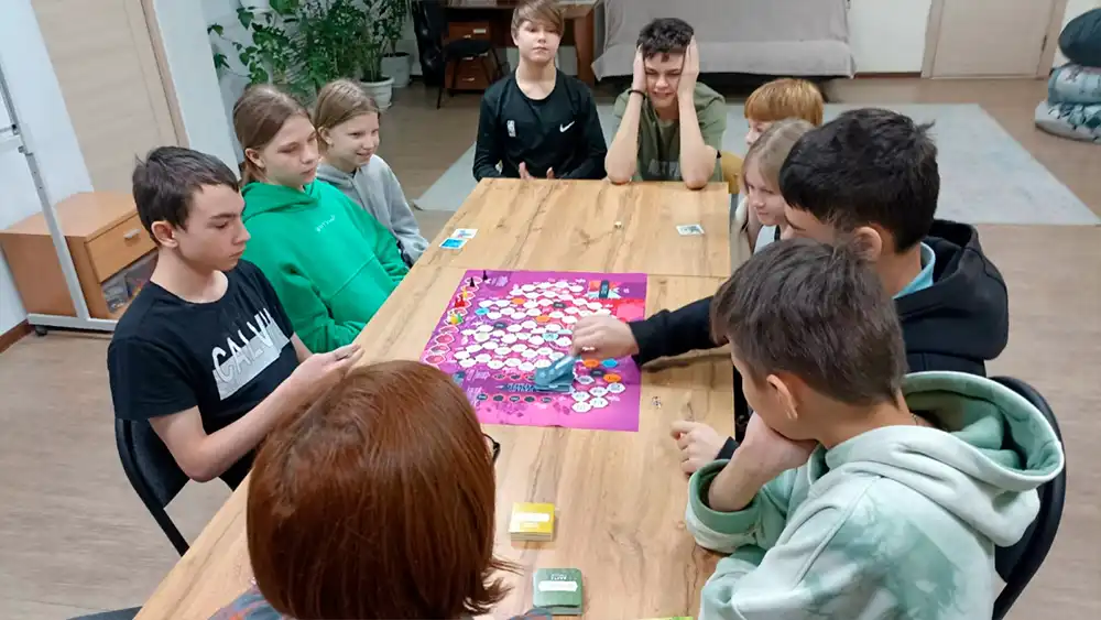 Дети играют в профориентационную игру «Карта профессий»