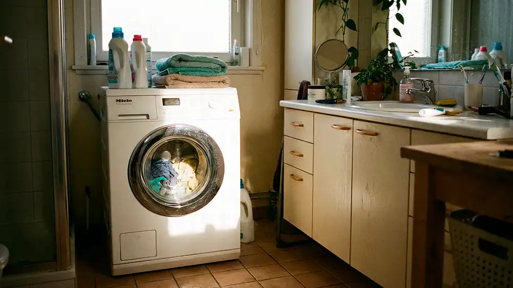 Стиральная машина в ванной комнате