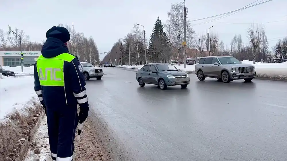 Сотрудник ГАИ на дороге